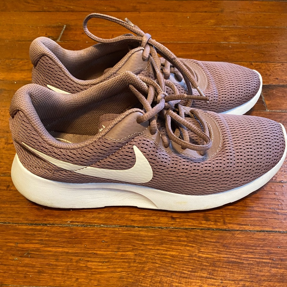 Women’s 7 Nike Tanjun sneakers